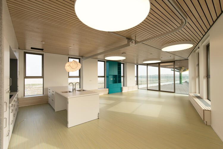 Baak 54 Apartments / Arons & Gelauff Architecten - Фотография интерьера, кухня, стол, стул, окна