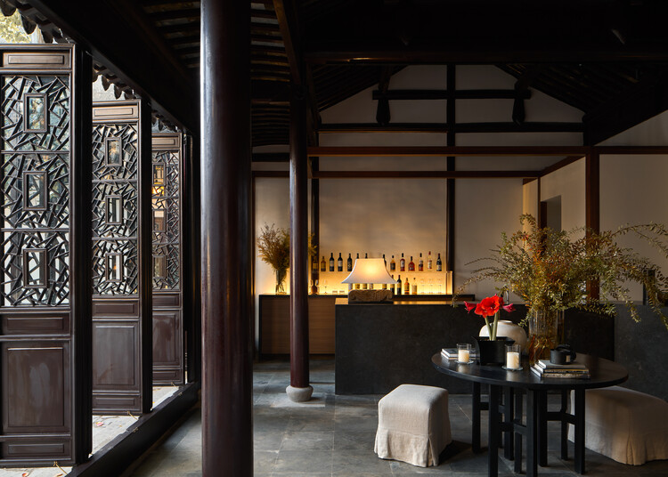 Jiangnan House Changyuan в Сучжоу / Atelier Deshaus - Фотография интерьера, стол, балка