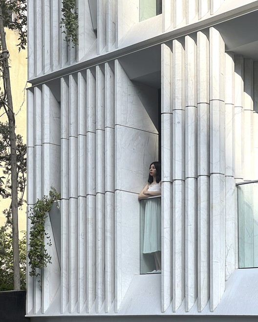 Жилой дом Sayeh / Ali Haghighi Architects — фотография интерьера, фасад, окна, перила