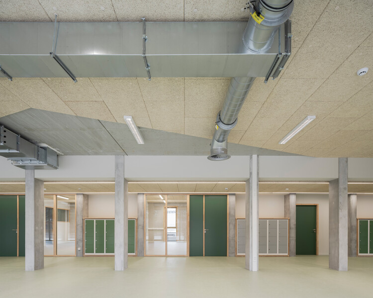Кампус VTS Sint-Niklaas / STYFHALS Architecten - Фотография интерьера, освещение, балка