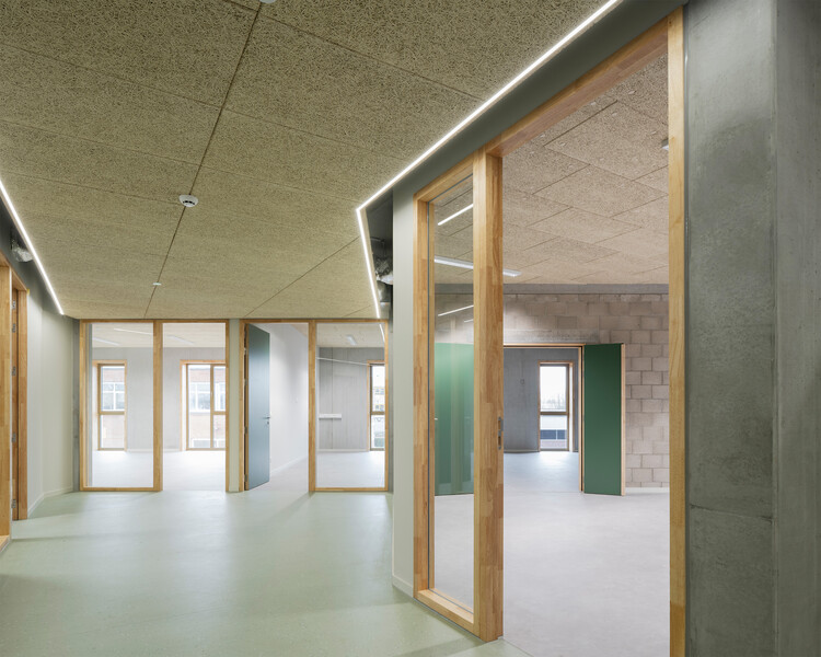 Кампус VTS Sint-Niklaas / STYFHALS Architecten - Фотография интерьера, стекло, фасад