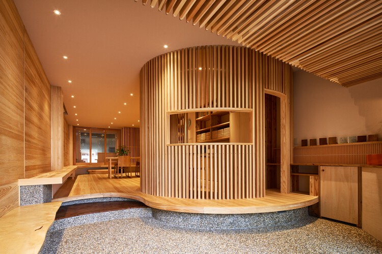 WA House / ujizono Architects - Фотография интерьера, окна, перила