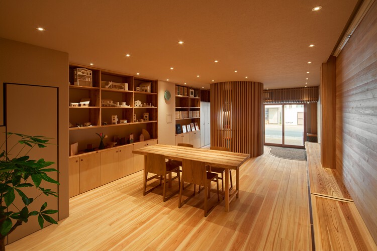 WA House / ujizono Architects - Фотография интерьера, стол, стеллажи, стул