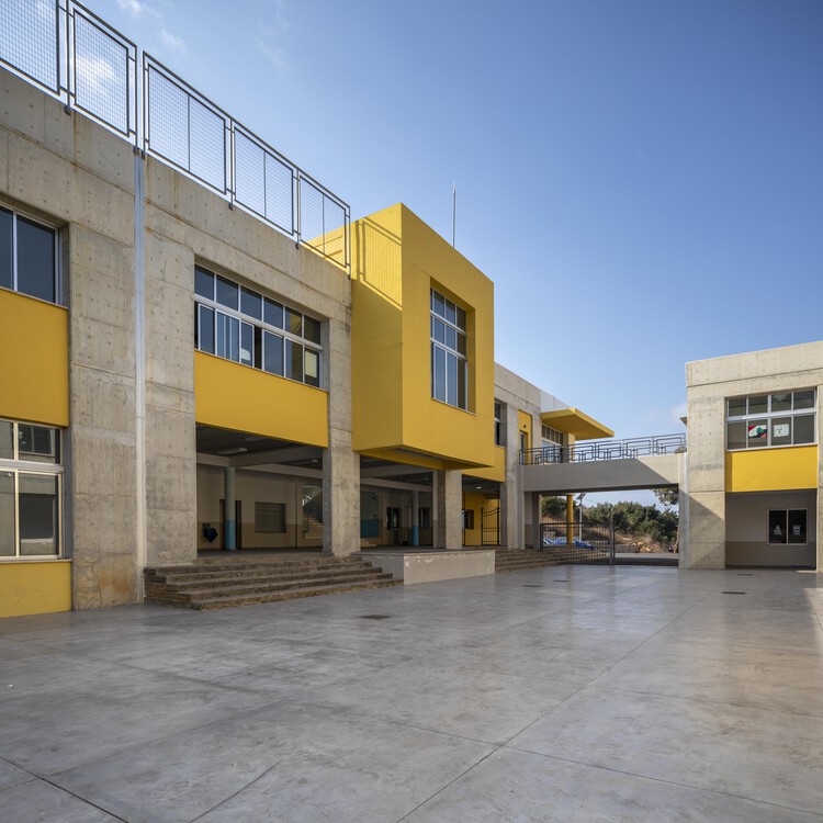 Государственная школа Абей / Альмимария - фотография экстерьера, фасад, окна