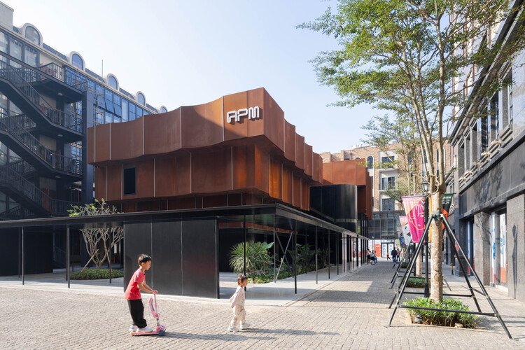 Галерея apm в Хайкоу GAOXINGLI / Dazhou And Associates - Фотография экстерьера, окон, фасада