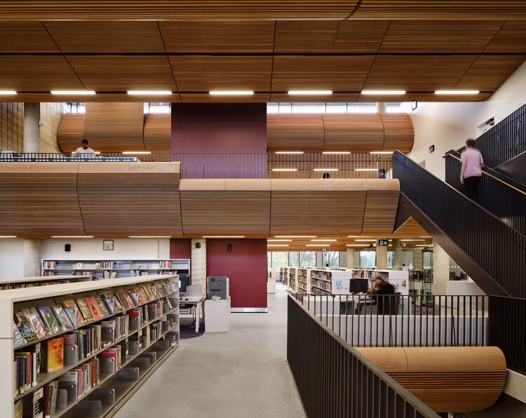 Публичная библиотека Торонто – Филиал Альберта Кэмпбелла / LGA Architectural Partners – Фотография интерьера, кухни, стеллажей
