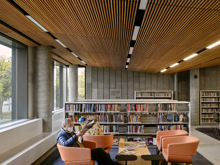 Публичная библиотека Торонто – Филиал Альберта Кэмпбелла / LGA Architectural Partners – Фотография интерьера, стеллажи, стулья, окна