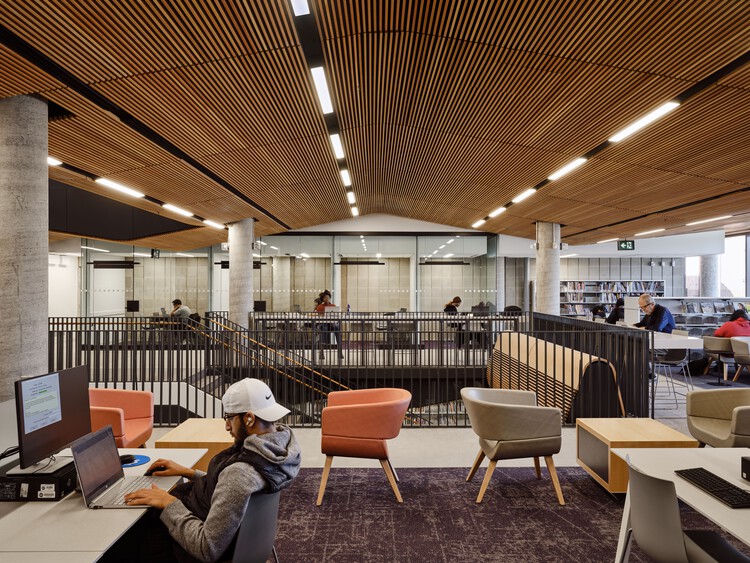 Публичная библиотека Торонто – Филиал Альберта Кэмпбелла / LGA Architectural Partners – Фотография интерьера, стол, стул
