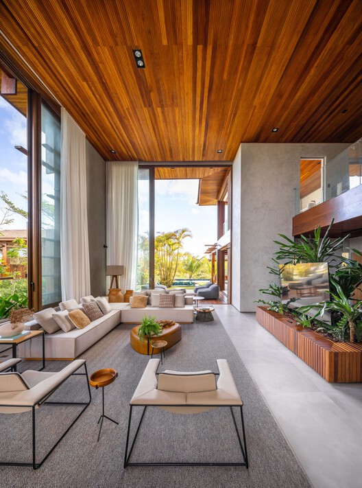 House Brise / Sidney Quintela Architecture + Urban Planning — Фотография интерьера, гостиная, стол, окна