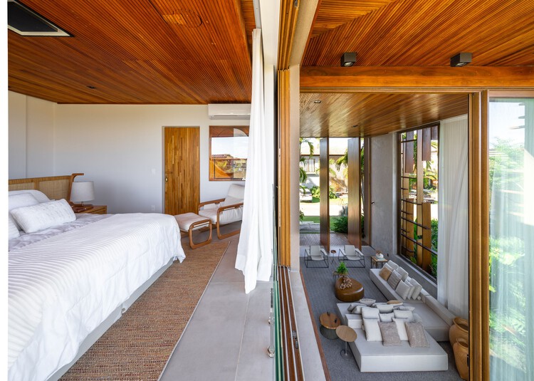 House Brise / Sidney Quintela Architecture + Urban Planning - Фотография интерьера, спальня, стол, стул, кровать, балка, окна