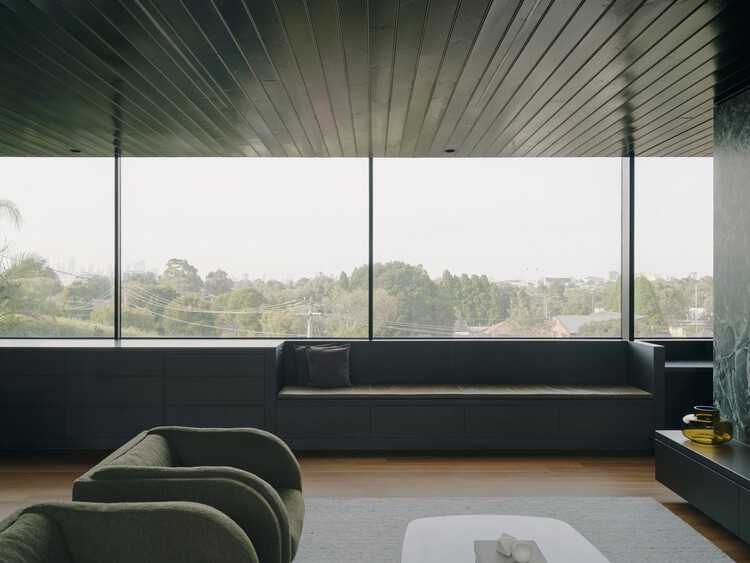 Horizon House / Taylor Knights — Фотография интерьера, гостиная, диван, окна