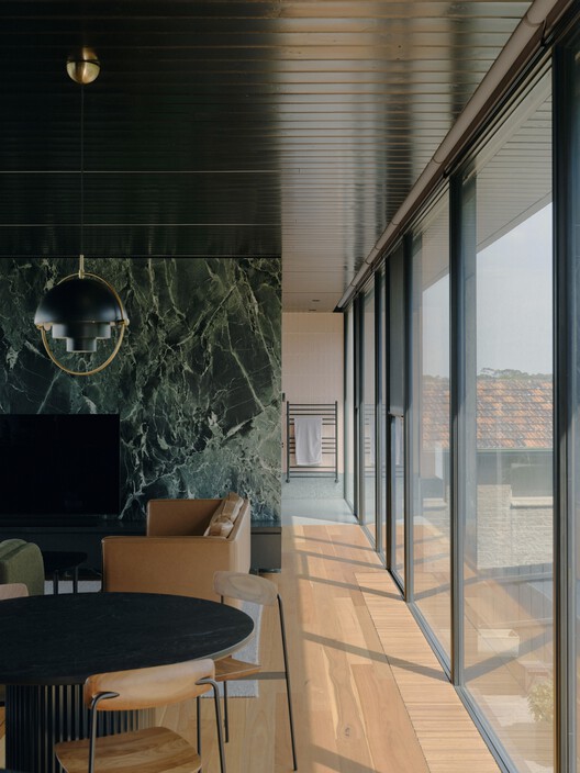 Horizon House / Taylor Knights - Фотография интерьера, стол, стул, окна
