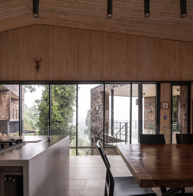 MM House / Benjamin Goñi Arquitectos + Claro + Westendarp arquitectos - Фотография интерьера, кухня, стол, окна, балка