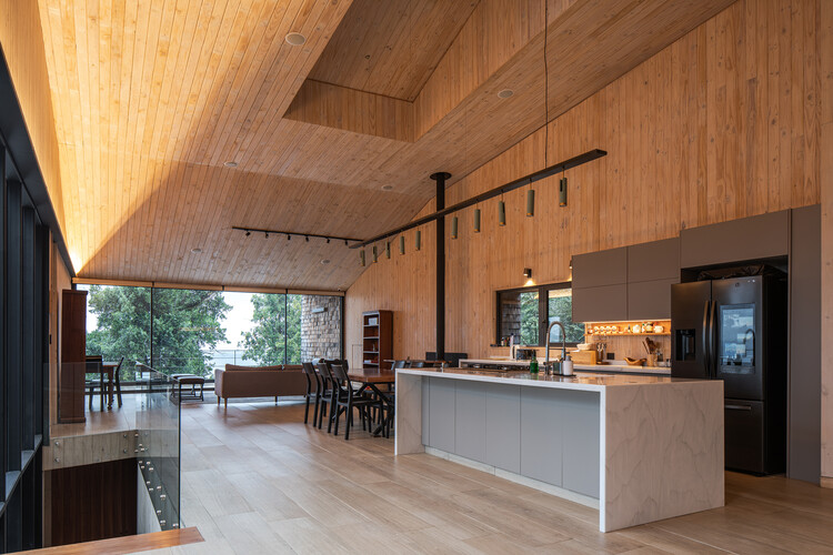 MM House / Benjamin Goñi Arquitectos + Claro + Westendarp arquitectos - Фотография интерьера, кухня, стол, стул, столешница, балка
