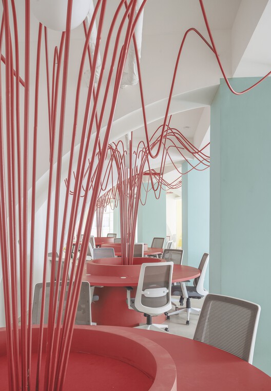 Штаб-квартира Elance Learning / Архитектура Vili & Vé - Фотография интерьера, стол, освещение, стул, окна