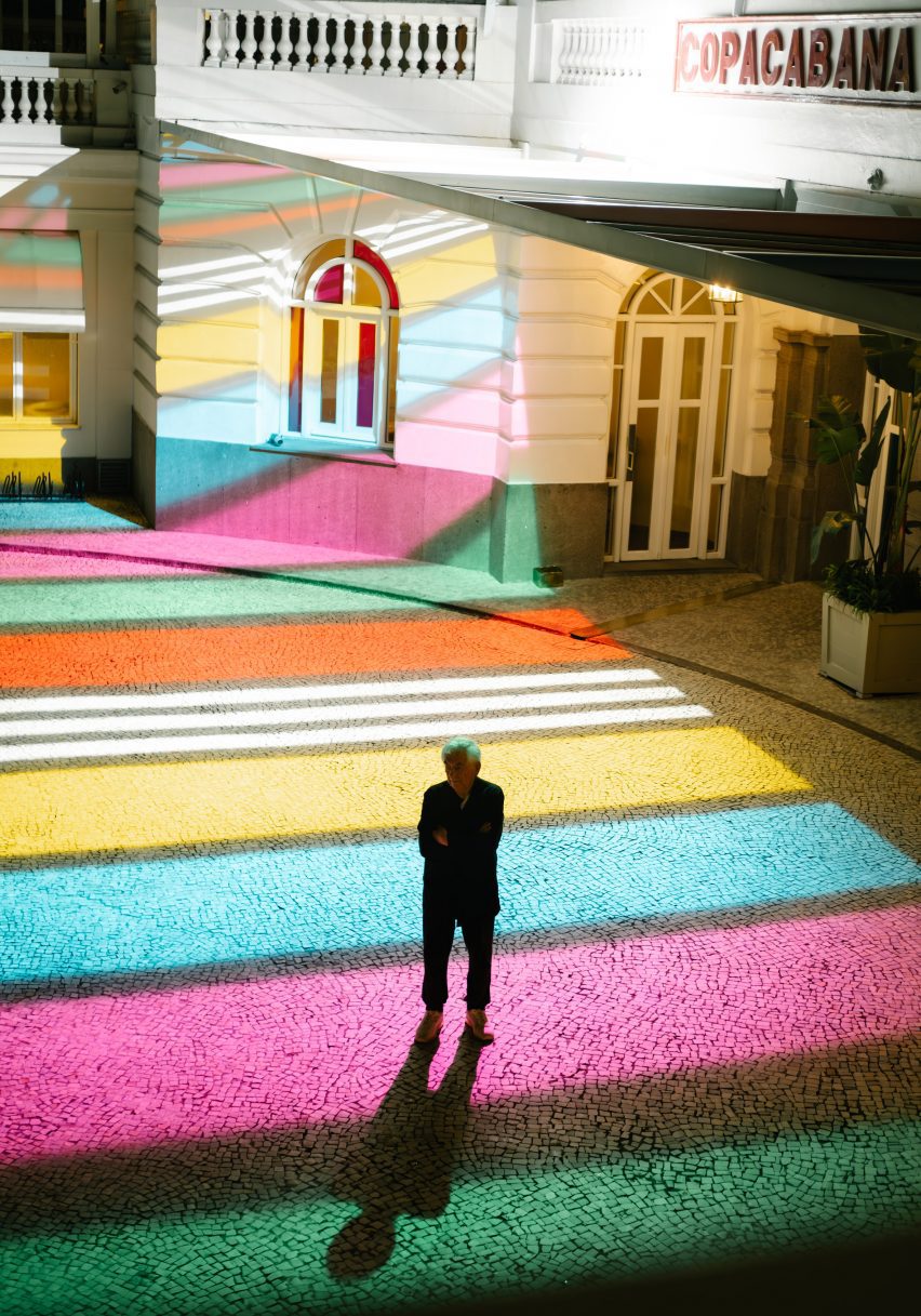 Инсталляция Haltes Colorées Даниэля Бурена во дворце Копакабана, отеле Belmond в Рио-де-Жанейро.