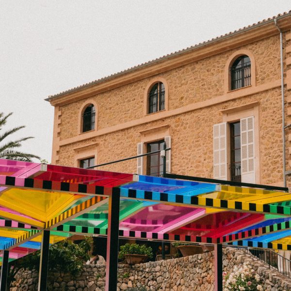 Даниэль Бюрен создает инсталляции Haltes Colorées в отелях Belmond