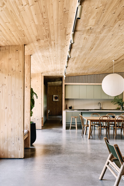 Sweetwater House / Jackson Clements Burrows Architects — фотография интерьера, кухня, балка, стул