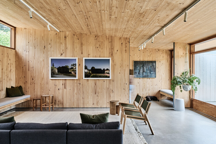 Sweetwater House / Jackson Clements Burrows Architects — фотография интерьера, гостиная, окна, балка, стул