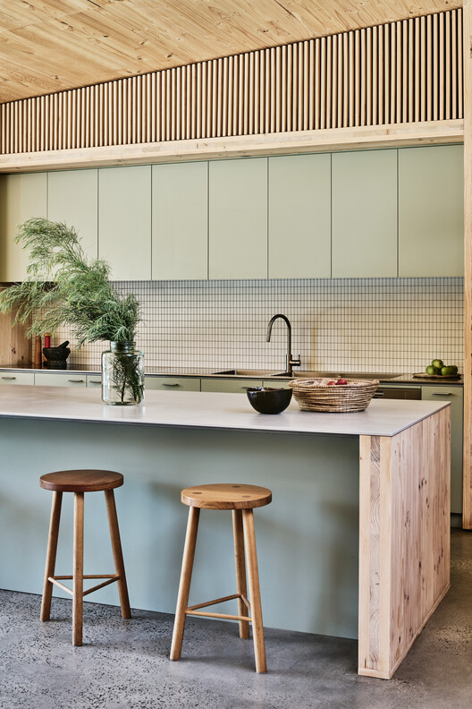 Sweetwater House / Jackson Clements Burrows Architects — фотография интерьера, кухня, стол, дерево, стул
