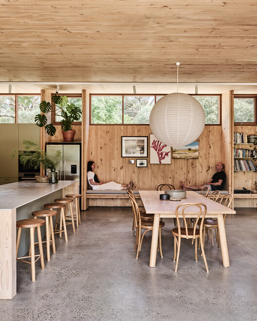Sweetwater House / Jackson Clements Burrows Architects — фотография интерьера, стол, стул, балка