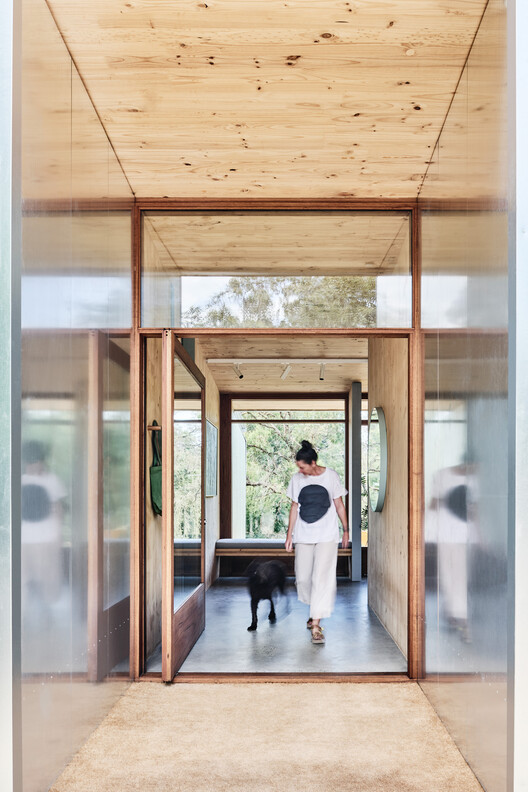 Sweetwater House / Jackson Clements Burrows Architects — фотография интерьера, дверь, балка, окна