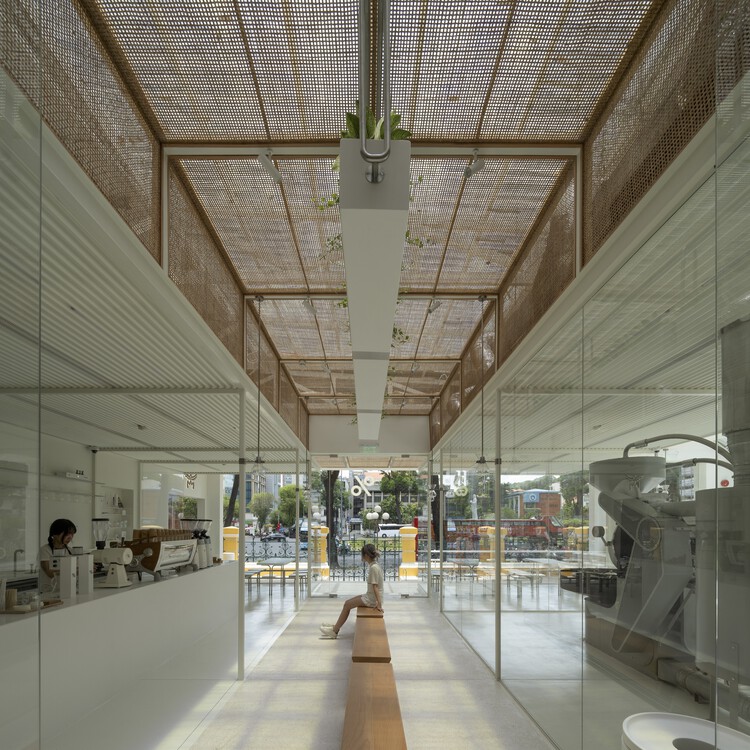 % Arabica Ho Chi Minh City Roastery / Nguyen Khai Architects & Associates — Фотография интерьера, кухня, балка