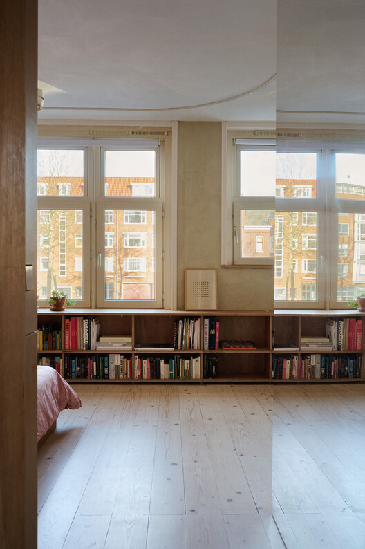 Ремонт квартиры в Роттердаме / Улли Хекманн - Фотография интерьера, шкаф, стеллажи, окна