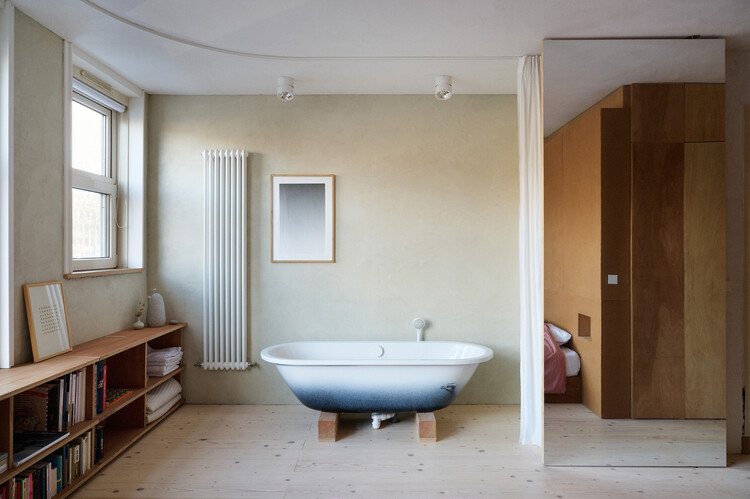 Ремонт квартиры в Роттердаме / Улли Хекманн - Фотография интерьера, ванная комната, окна, стеллажи