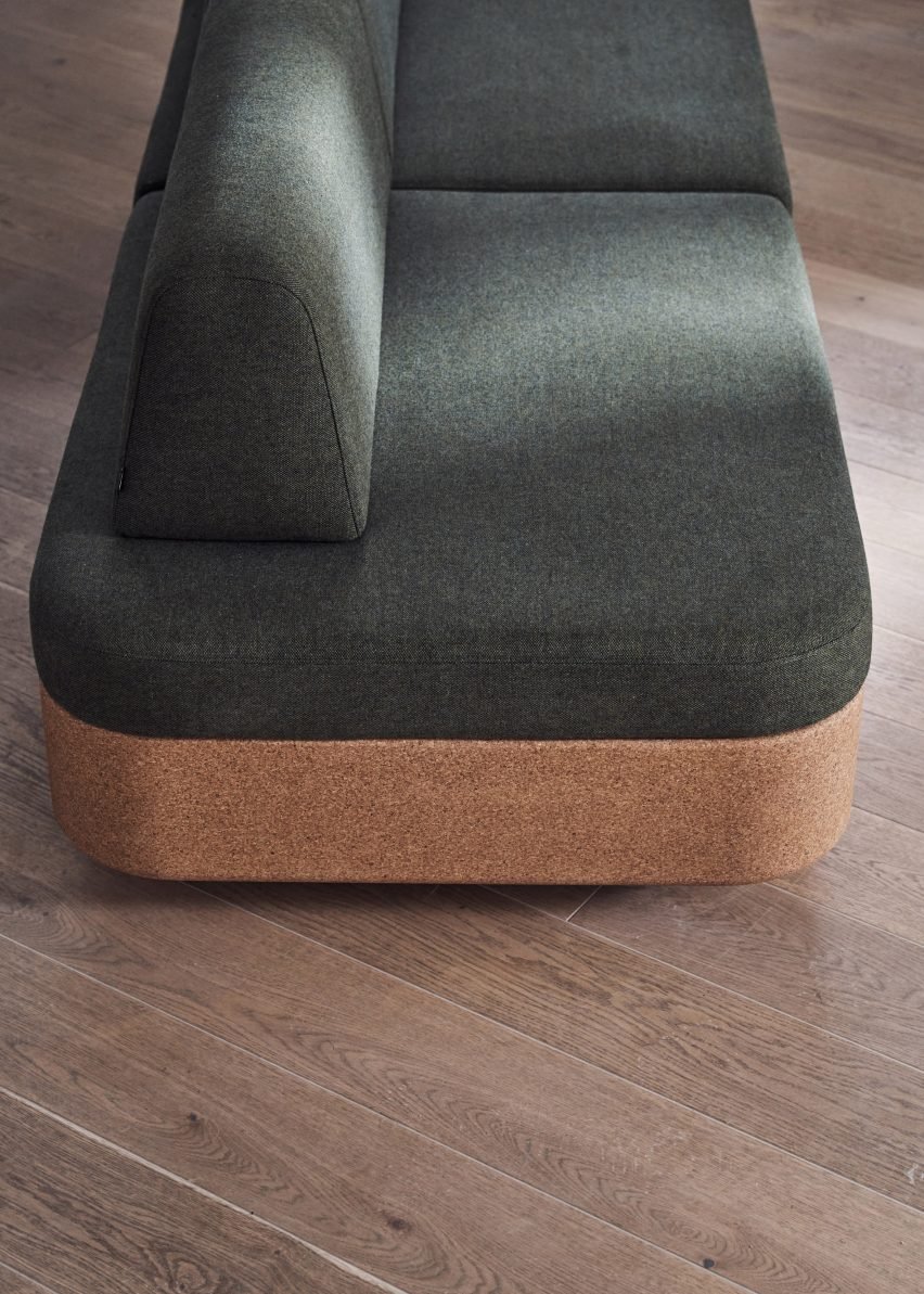 Зеленый диван с пробковой основой