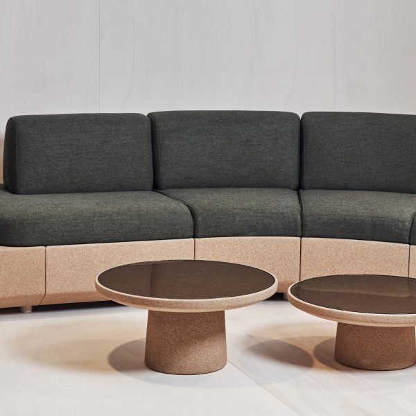 Isomi «бросает вызов нормам» дизайна диванов с помощью пробки и латекса Tejo