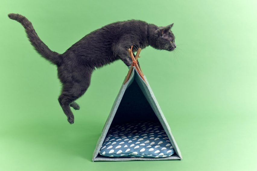Лежанка для кошек со скатной крышей из ассортимента ИКЕА для домашних животных.