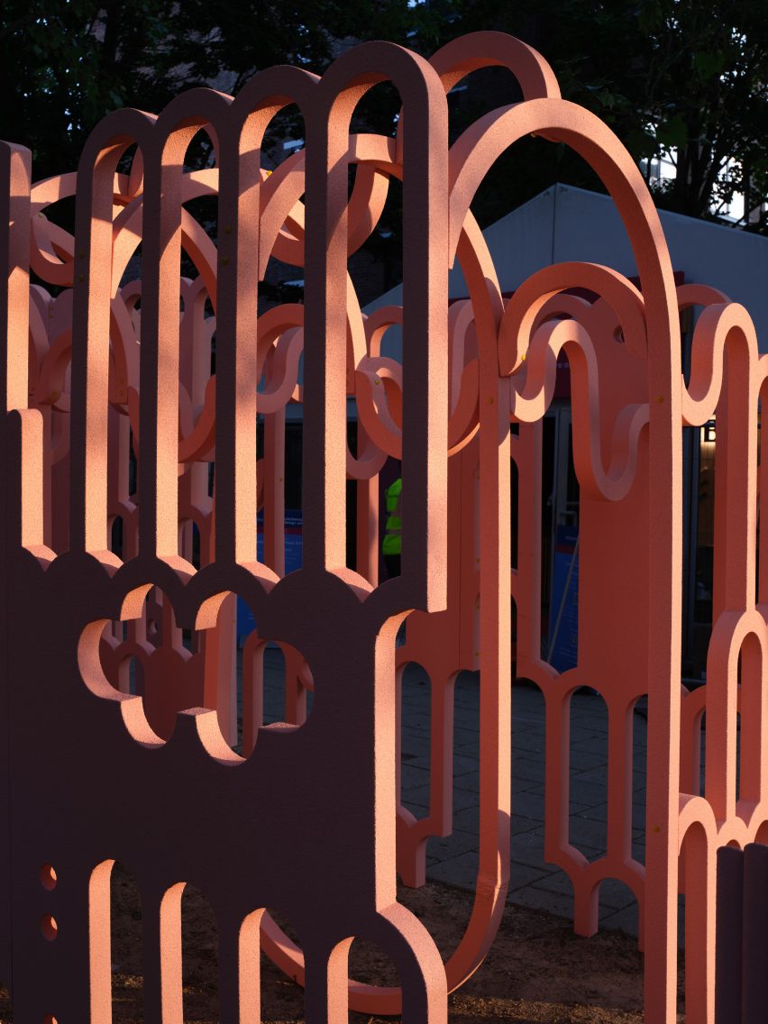 Деталь розовых арок в павильоне «Невозможное возможное» 
