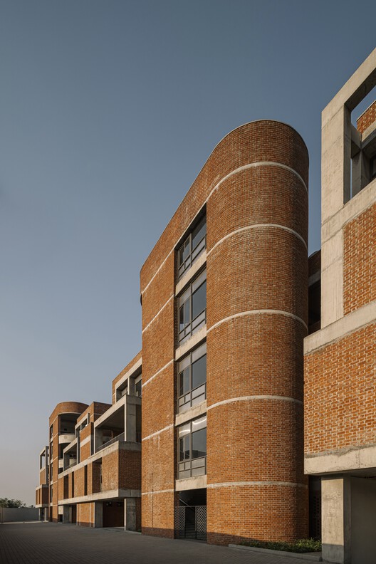 Женский колледж и общежитие для модельного образования Trust / Neogenic+Studi0261 - Фотография экстерьера, кирпич, фасад