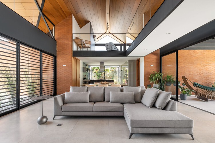 Papillon House / Yi Arquitetos - Фотография интерьера, гостиная, диван