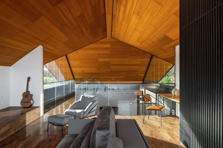 Дом Papillon / Yi Arquitetos - Фотография интерьера, балка, стул