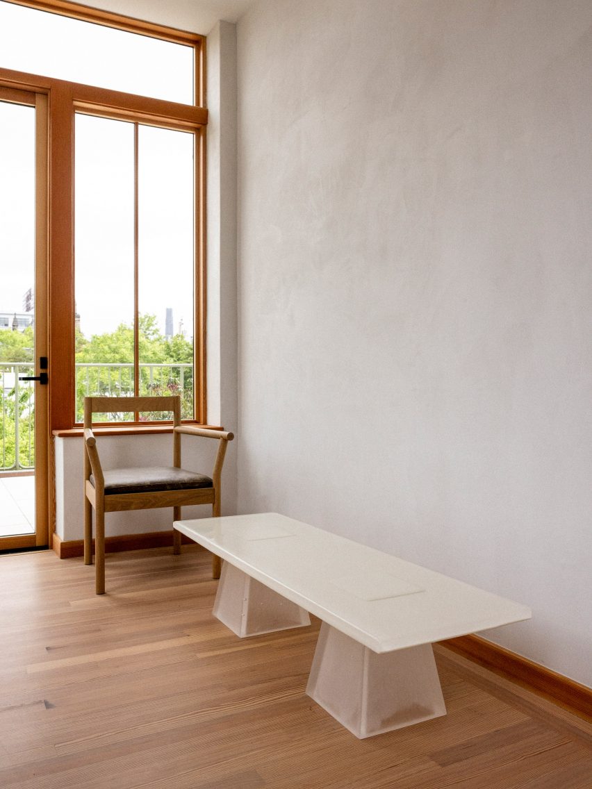 Белый стол и деревянный стул