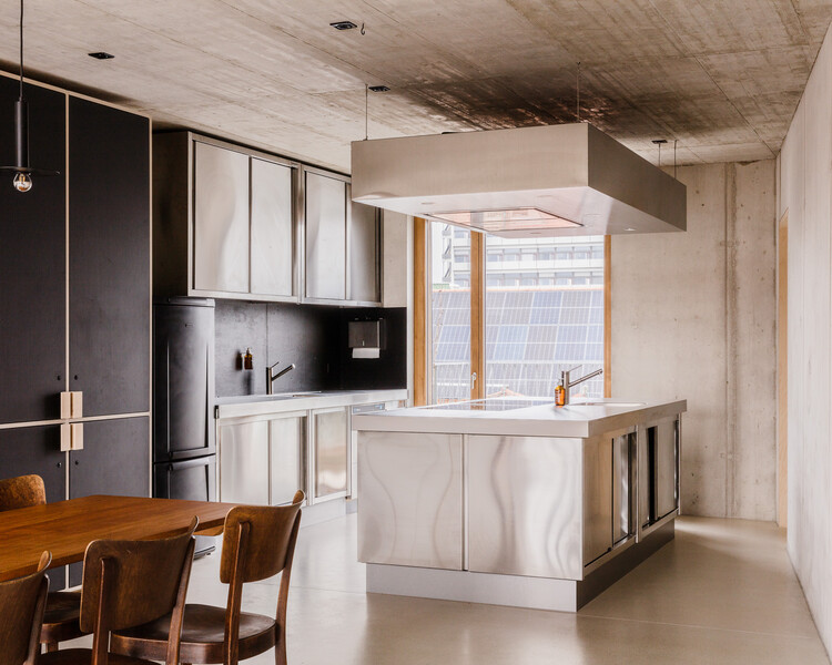 Жилой дом «Грязный Гарри» / NEUME — Фотография интерьера, кухня, столешница, стул, раковина