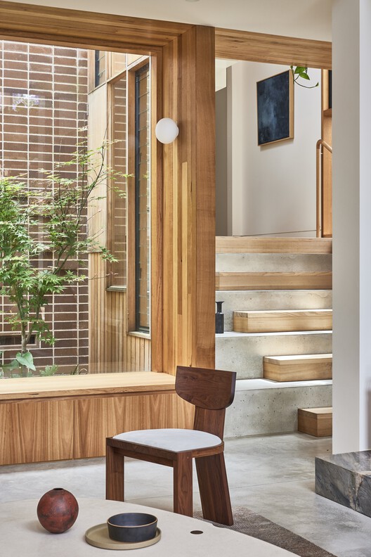 Дом Глицинии / Carter Williamson Architects — Фотография интерьера, дерево, окна, стол