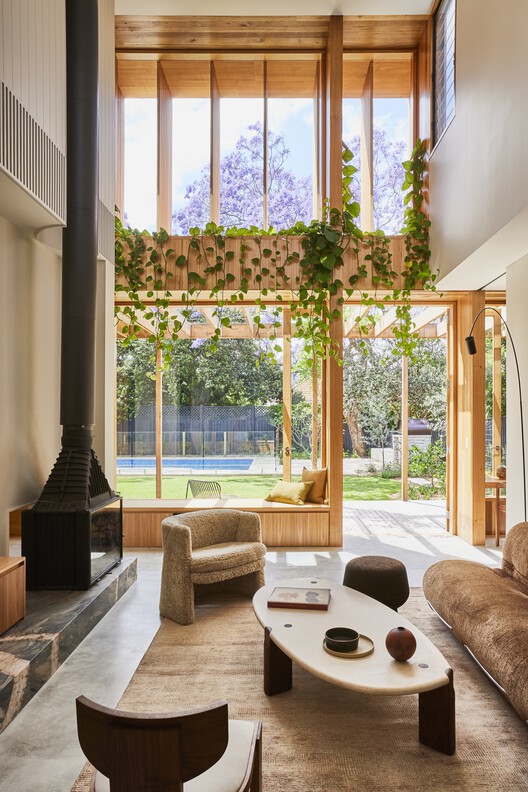 Дом Глицинии / Carter Williamson Architects — Фотография интерьера, гостиная, стол, диван, окна, освещение