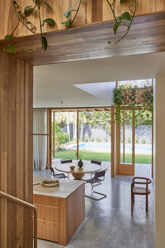 Дом Глицинии / Carter Williamson Architects — Фотография интерьера, окна, стол, стул