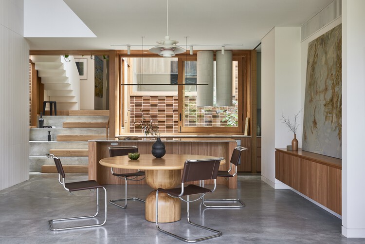 Дом Глицинии / Carter Williamson Architects — Фотография интерьера, кухня, стол, окна, стул, столешница