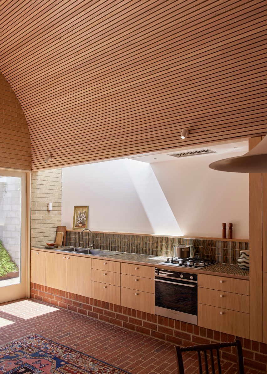 Кухонная зона в жилой пристройке от So Architecture