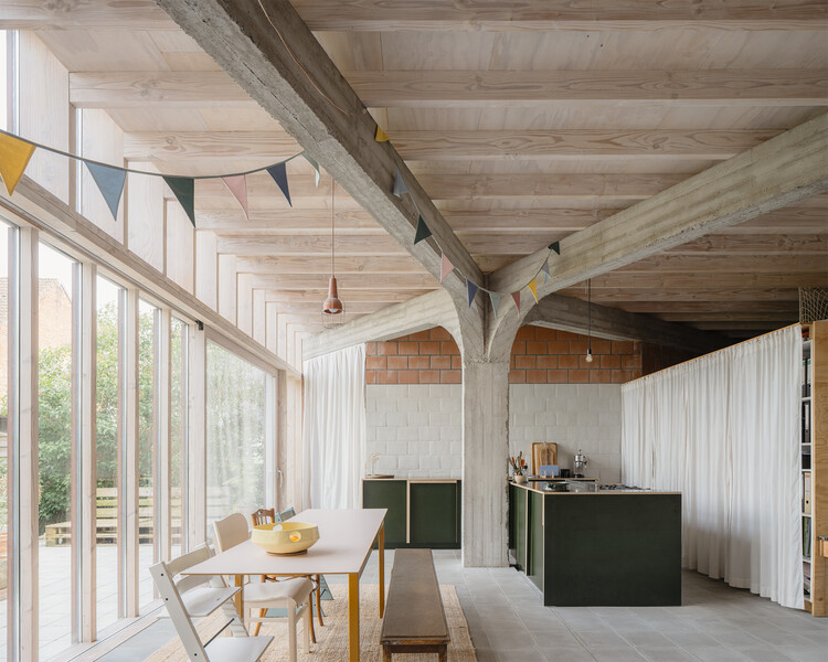 T(uin)HUIS Atelier / Atelier Janda Vanderghote - Фотография интерьера, кухня, стол, стул, балка, окна