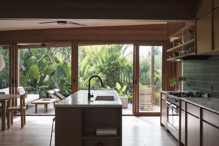 Bawa House / Stilt Studios — Фотография интерьера, кухня, столешница, раковина, окна