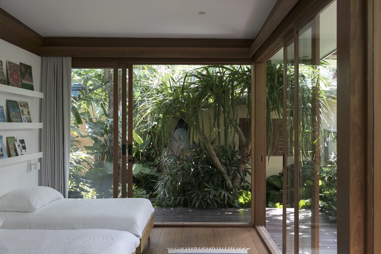 Bawa House / Stilt Studios - Фотография интерьера, спальня, стеллажи, окна