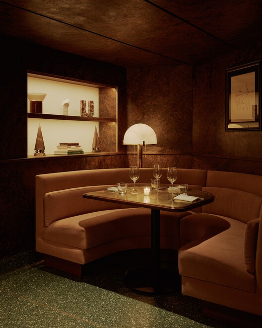 Ресторан и бар Sotto / Проектирование деталей и работ - Фотография интерьера, гостиная, стол