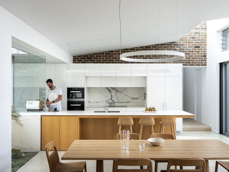 Дом Cut and Morph / Ahron Best Architects — фотография интерьера, кухня, столешница, стол, стул