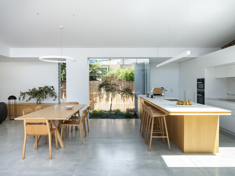 Дом Cut and Morph / Ahron Best Architects — фотография интерьера, кухня, стол, столешница, окна, стул