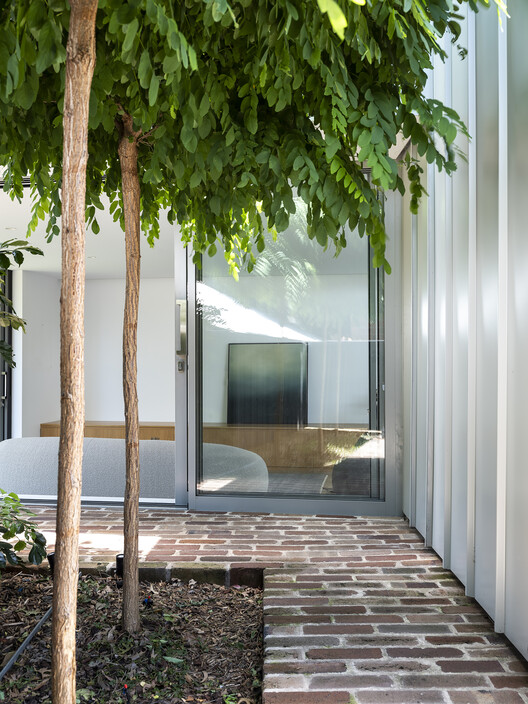 Дом Cut and Morph / Ahron Best Architects — фотография интерьера, двери, фасада